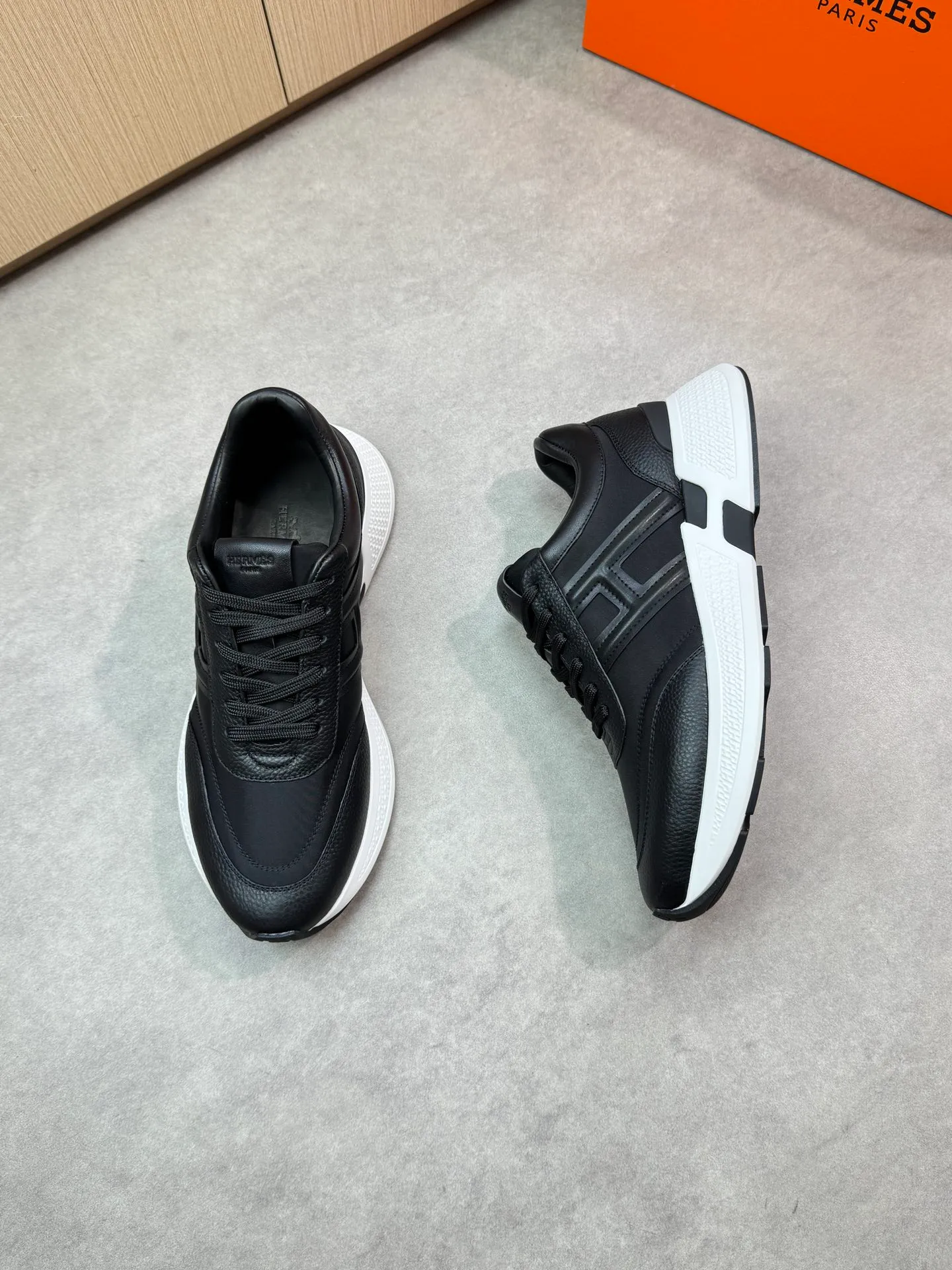[HERMES] Hermès men's shoes 💰520💰 - high-end quality original items 🔍🔍🔍 casual sports shoes - upper: 🔝 pebbled calfskin, brand high mercerized canvas, body sewn with brand ´H´ totem, tongue brand logo cloth label - lining: water-dyed cowhide -Outsole: Ultra-light T men's shoes 💰U foam·rubber; two-color molded outsole -Ultra-high quality control·Fine workmanship: highlighted (high-end·luxury·grade) -Size: 39-44 (38, 45, can be customized)